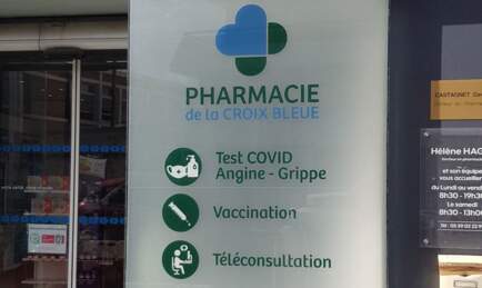 Façade extérieure de pharmacie avec vitrine affichant son nom et ses informations importantes