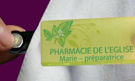 badge aimanté au nom de la pharmacie qui est accroché sur une blouse