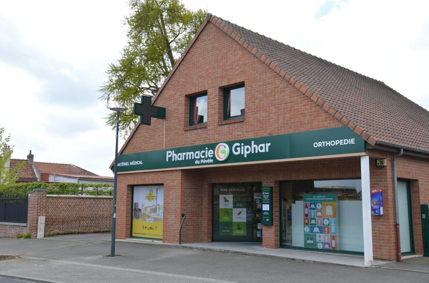 Pharmacie Giphar accueillante grâce à une vitrine et une enseigne soigneusement aménagée.