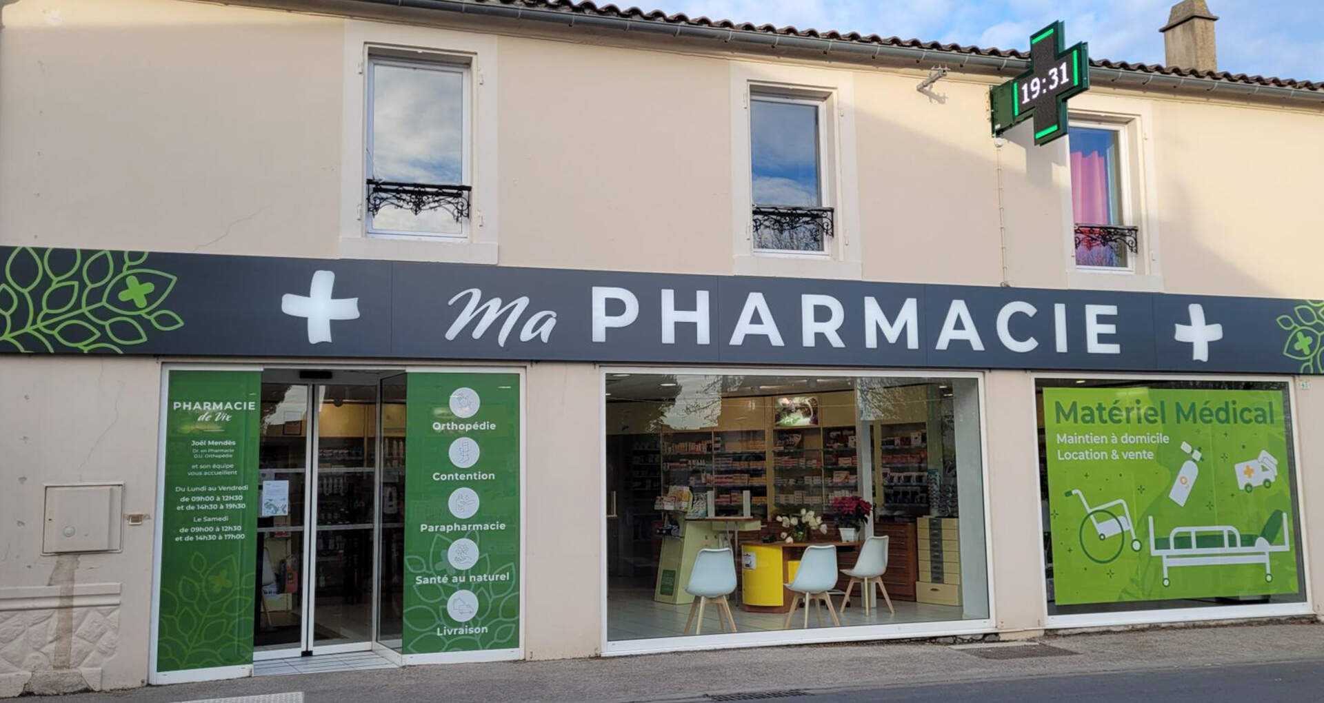 Devanture de pharmacie moderne avec une vitrophanie personnalisée montrant ses produits et services.