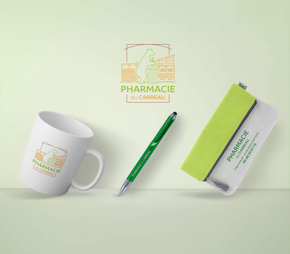 Tasse en céramique, crayon vert et pochette en coton verte au visuel de la pharmacie de Grosbreuil.