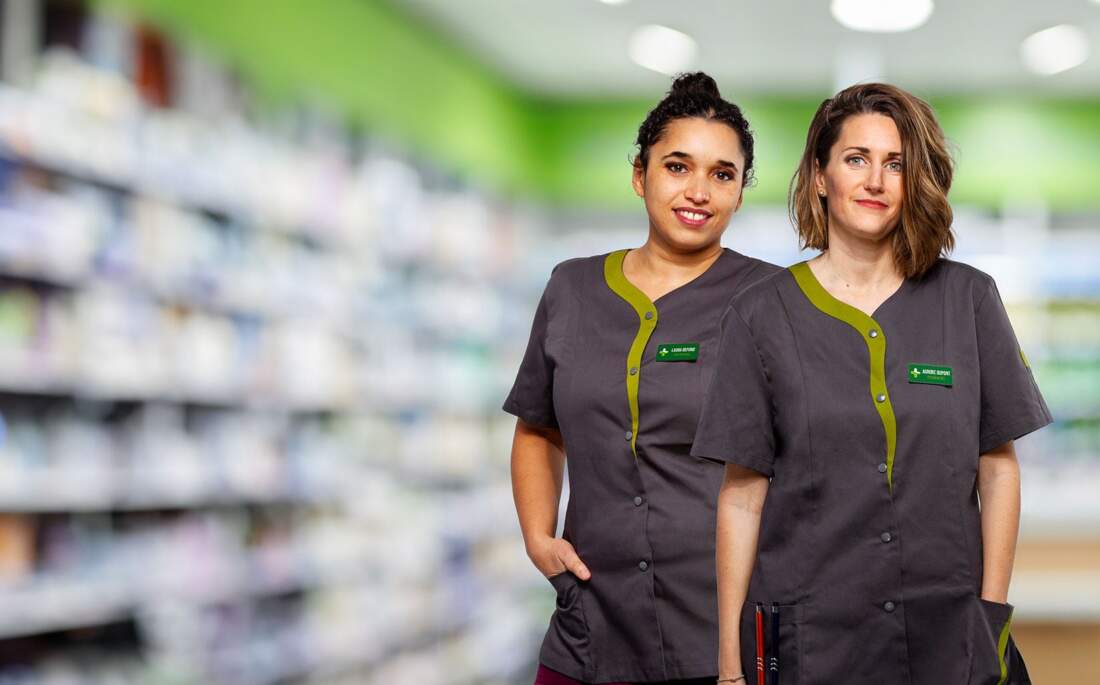 Deux femmes en blouse médicale de pharmacie