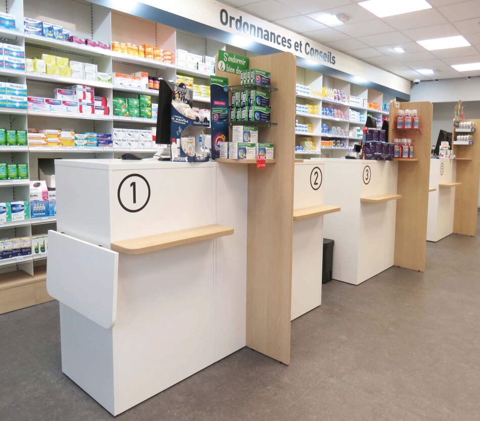 Un comptoir de pharmacie en blanc et bois invitant à un accueil chaleureux et moderne